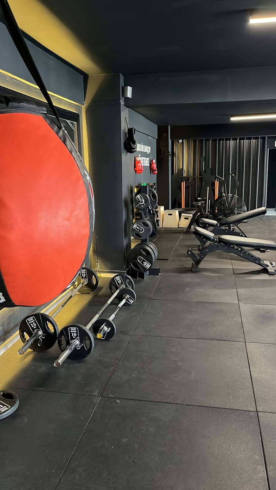 Denizli personal training stüdyosunda serbest ağırlıklar ve ekipman